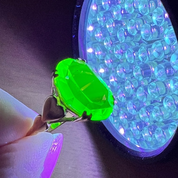 VINTAGE 9K GOLD URANIUM VASELINE GREEN GLASS RING HEARTS BAND ENGLISH HALLMARKS - Picture 12 of 16